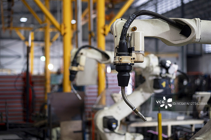 团队机器人在工厂焊接汽车零件图片素材