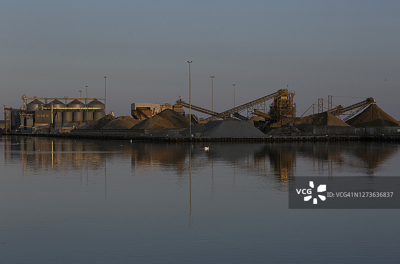 黄昏时的肖勒姆港图片素材