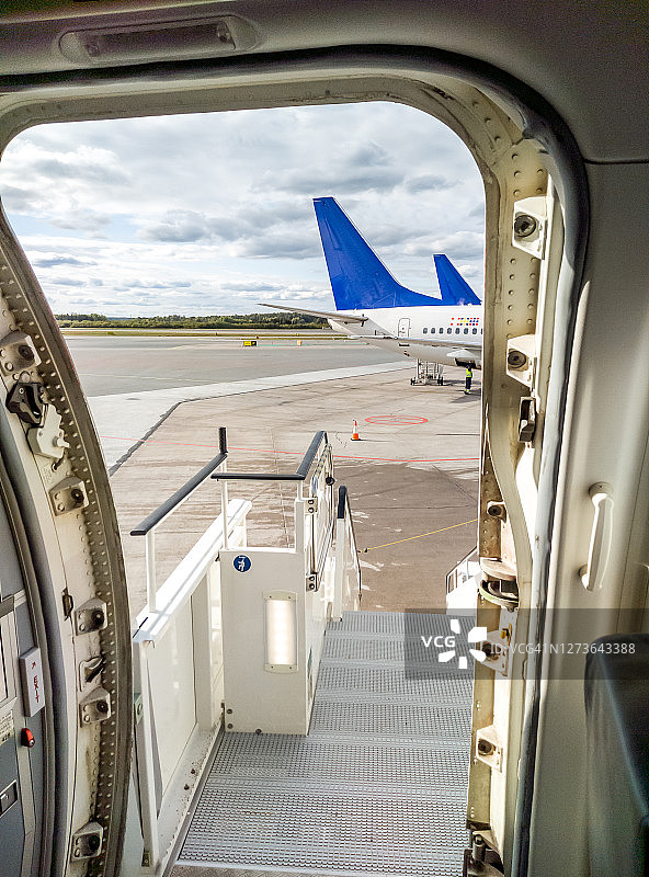 慕尼黑机场飞机后门停靠景象图片素材