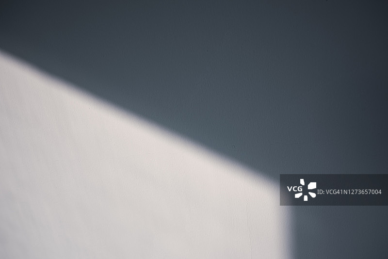 日出时墙上的窗影图片素材