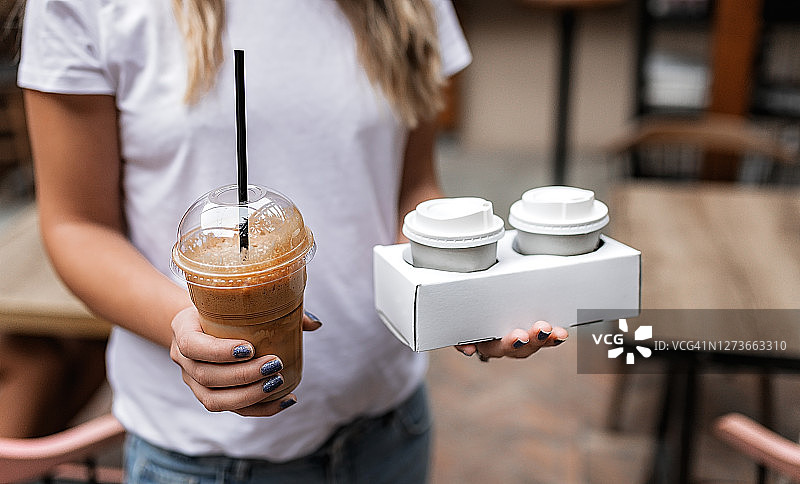 女人拿着一杯冰咖啡图片素材