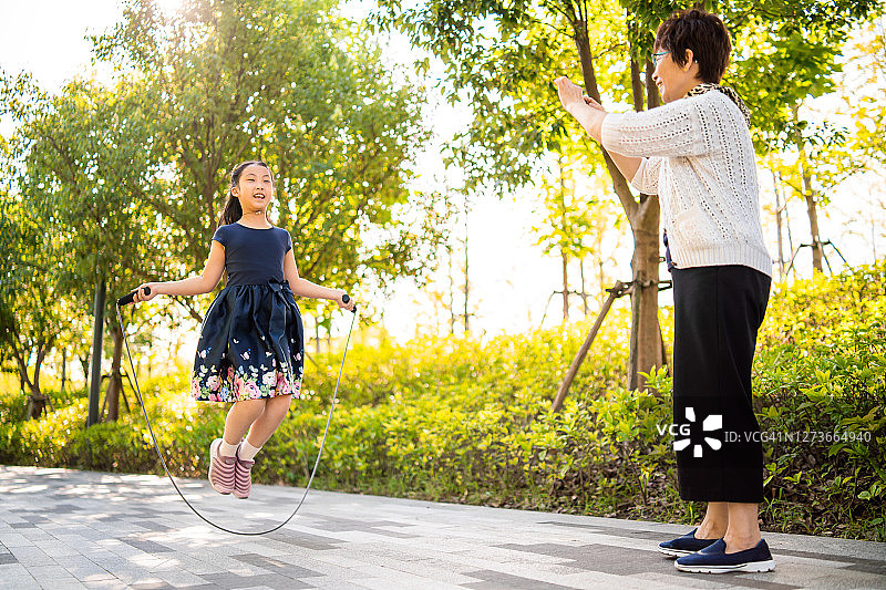 在公园里跳绳的亚洲女孩图片素材