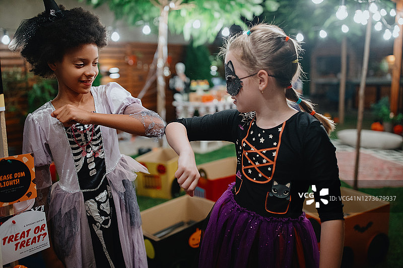 万圣节派对朋友们肘碰问候图片素材