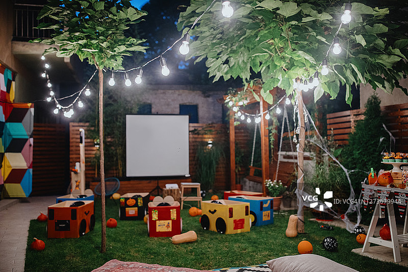 儿童纸板箱汽车影院后院电影之夜图片素材