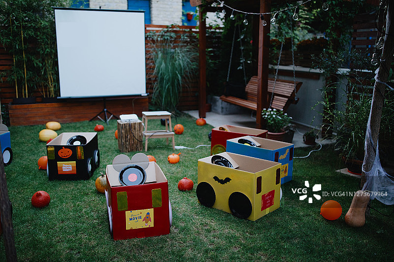 儿童纸板箱汽车影院后院电影之夜图片素材