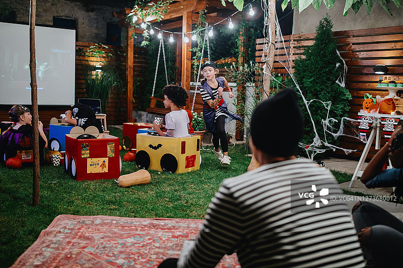 害怕的小女孩跑向父亲图片素材