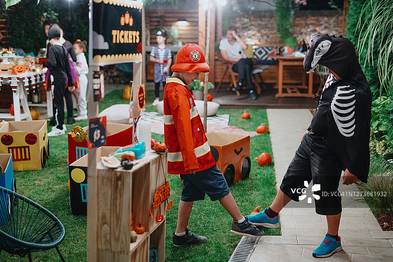 两个朋友练习社交距离，用脚代替握手图片素材