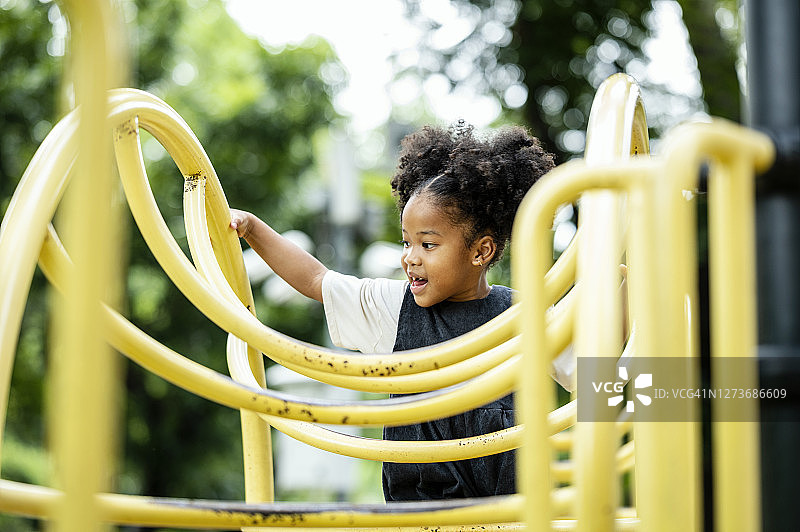 可爱的女孩们在户外攀爬游乐设施，玩得很开心图片素材