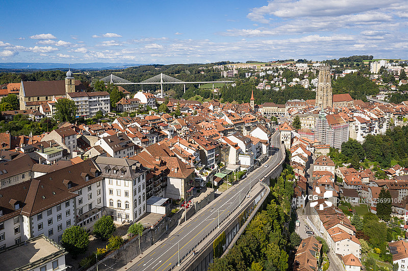 通往瑞士弗里堡老城的阿尔卑斯山路鸟瞰图图片素材