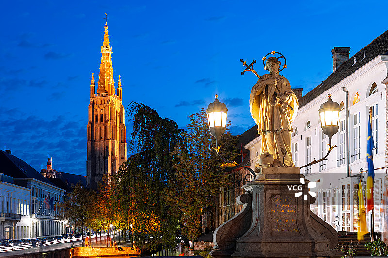 比利时布鲁日圣母教堂圣约翰·内波穆塞努斯雕像图片素材