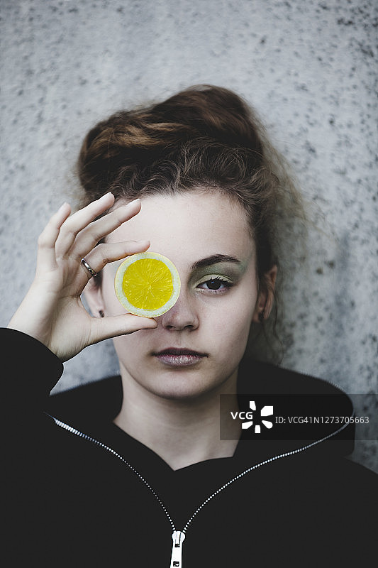 拿着柠檬的女孩图片素材