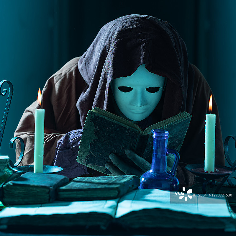 穿斗篷的男子在变魔术图片素材