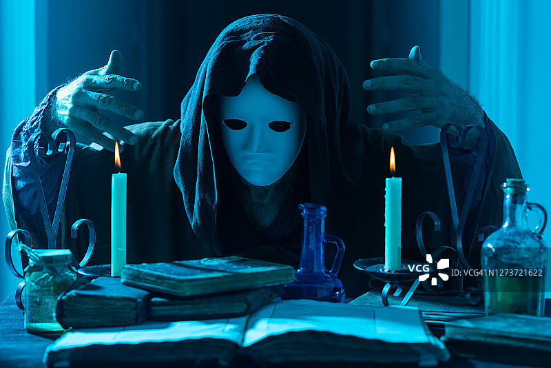 穿斗篷的男子在变魔术图片素材