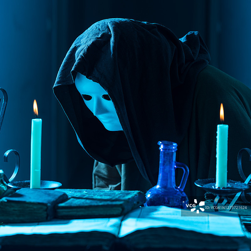 穿斗篷的男子在变魔术图片素材