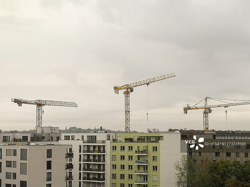 带移动电梯的高层建筑外墙翻新图片素材