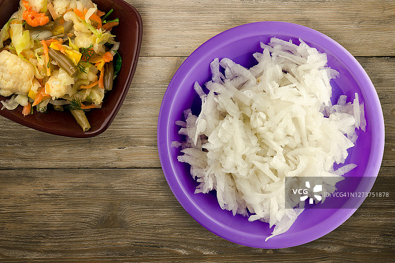 木制背景上的白萝卜图片素材