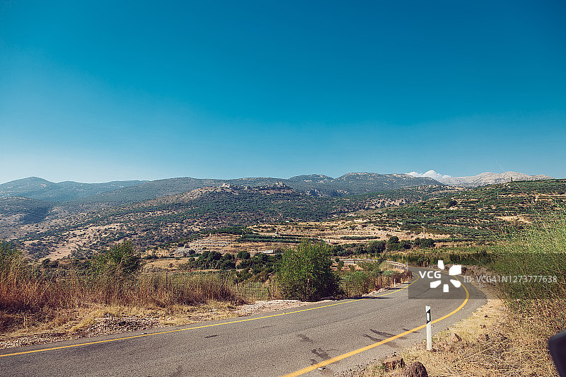以色列北部乡间小路，远眺黑门山图片素材