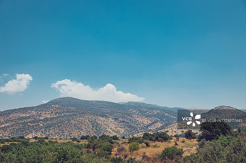 蓝天下的赫尔蒙山图片素材