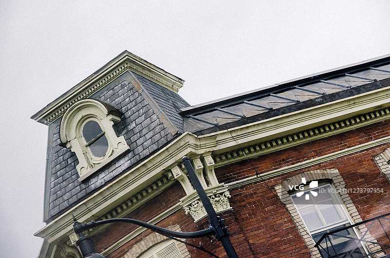 加拿大金斯顿的石板瓦屋顶拱形窗历史建筑特写图片素材