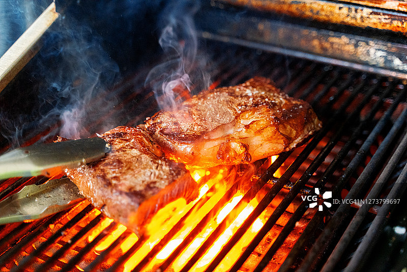 烤架上的肋眼牛排图片素材