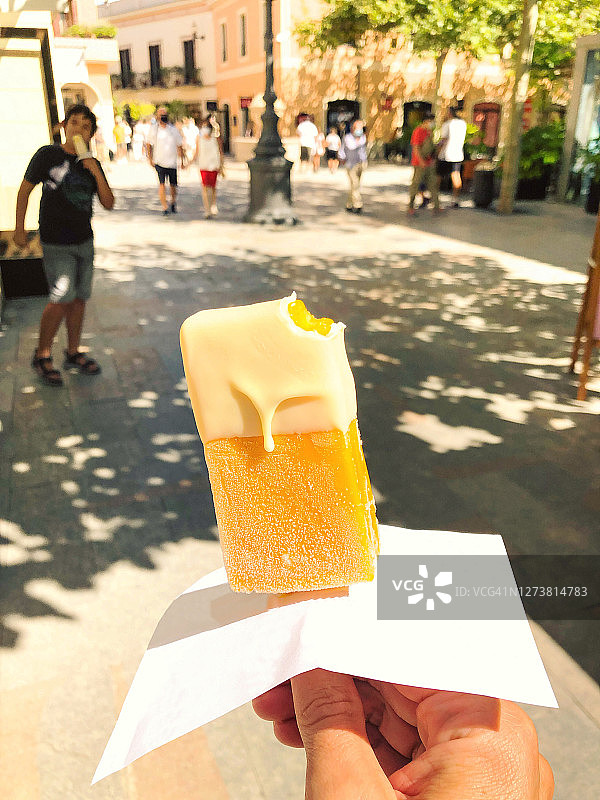 夏天在城市里吃美味创意冰棒图片素材