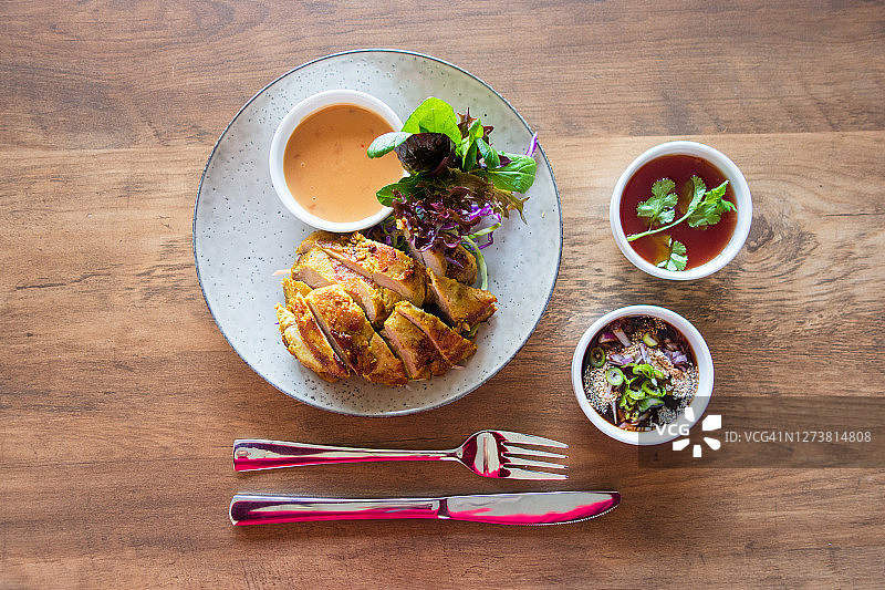 鸡肉沙爹配酱汁图片素材