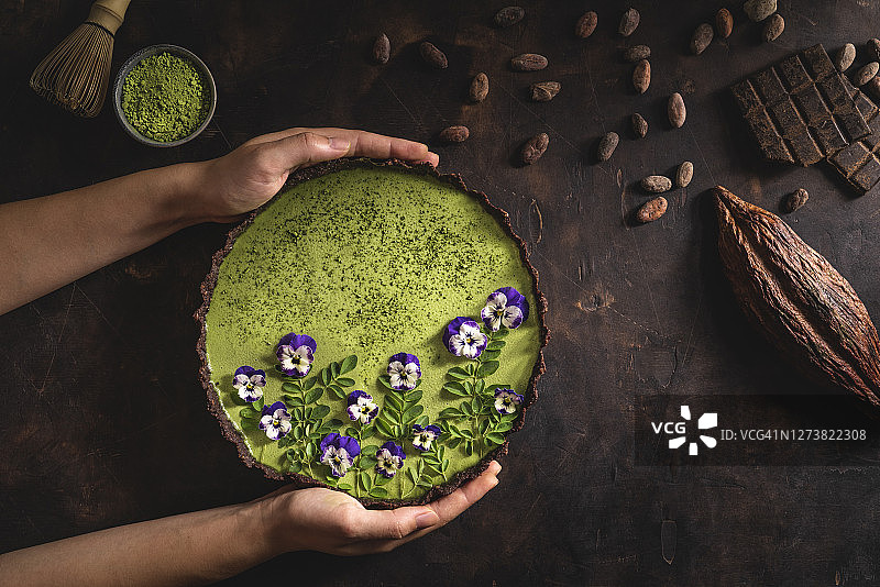 抹茶茶与巧克力超级食品馅饼和三色堇图片素材