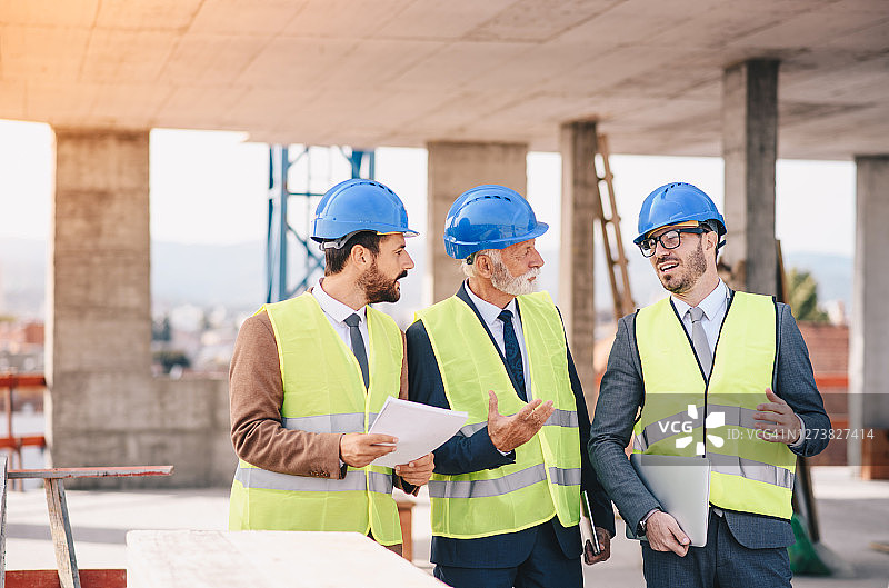 建筑工地上的团队工程师照片图片素材