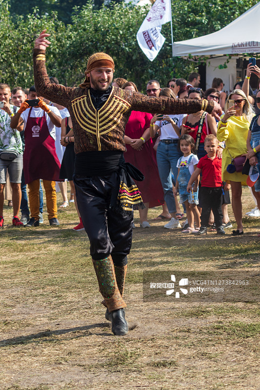 在城市公园表演的来自格鲁吉亚的民族艺术家群体中的一名格鲁吉亚男子图片素材