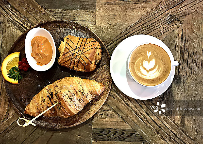 热拿铁和羊角面包早餐图片素材