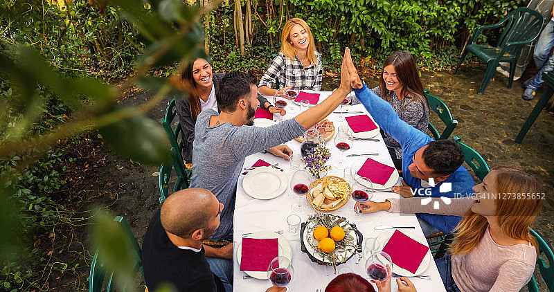 采摘葡萄酿酒：工人们在收获后放松图片素材