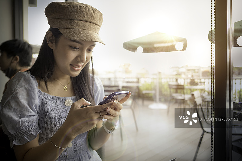 在咖啡店里的年轻女子图片素材