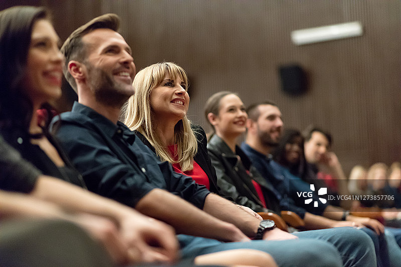 一群人在电影院里图片素材