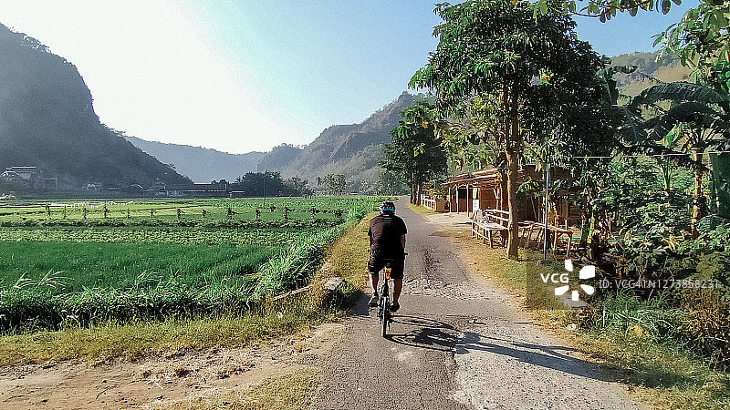 骑自行车穿过乡村图片素材