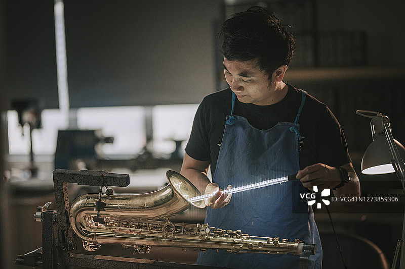 中国亚裔乐器专家修复中音萨克斯图片素材
