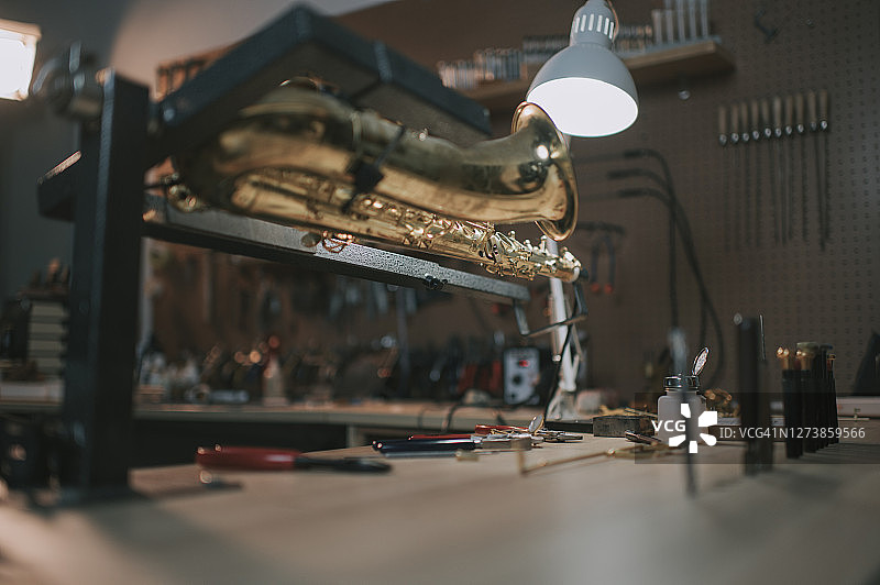 萨克斯乐器维修工作室图片素材