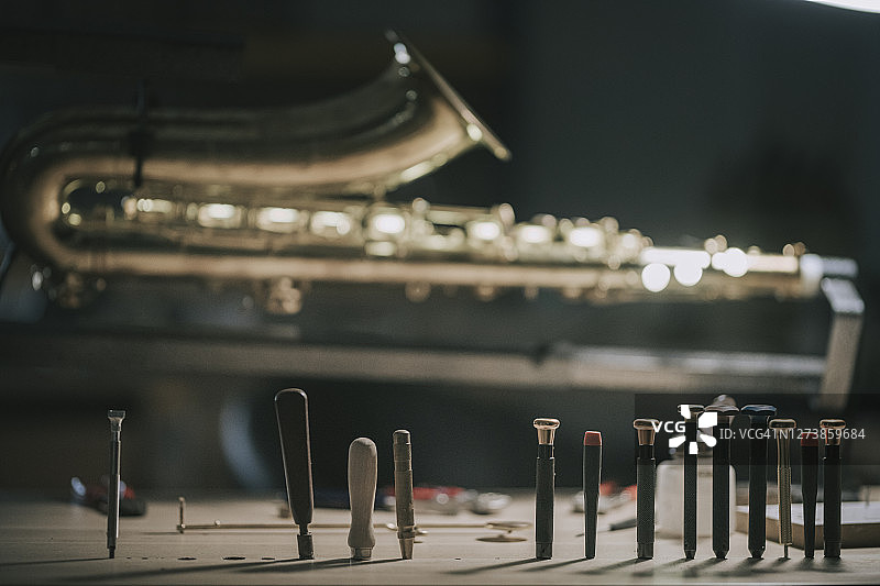 萨克斯乐器维修工作室图片素材