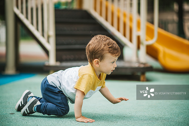 探索公园的男婴图片素材