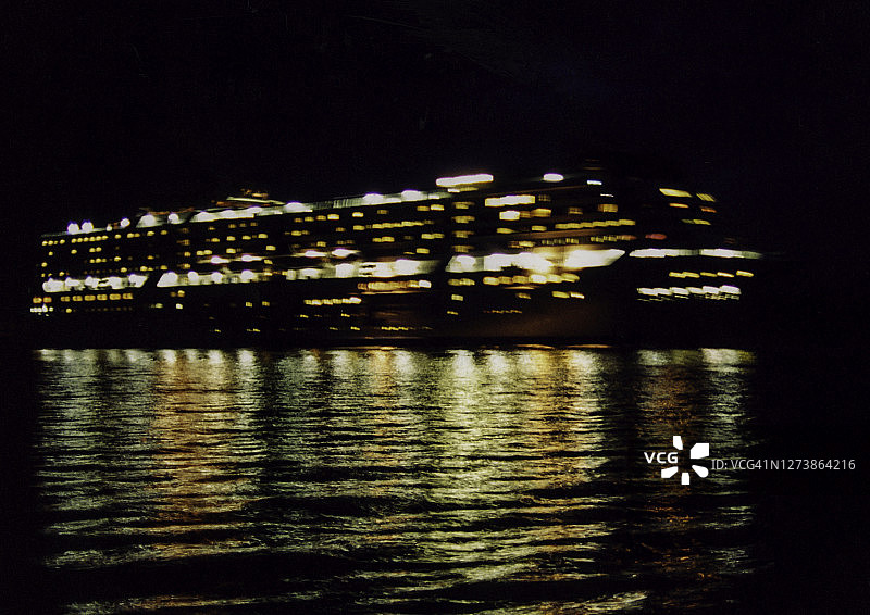 一艘行驶中的客轮图片素材