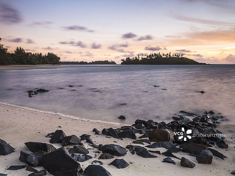 拉罗汤加岛穆里海滩和塔科卡岛日出，库克群岛图片素材