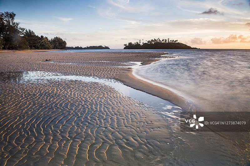 库克群岛拉罗汤加岛穆里海滩和塔科卡岛日出图片素材