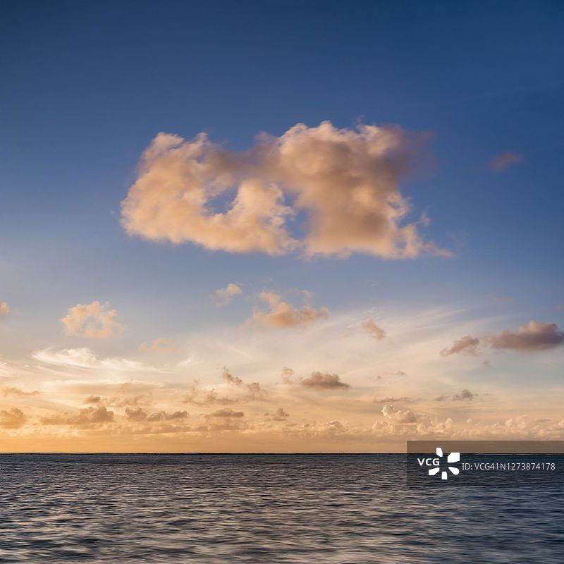库克群岛太平洋日落时分的壮观云彩图片素材