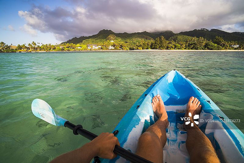 在穆里泻湖（库克群岛拉罗汤加岛）的热带岛屿旁，日出时划皮划艇图片素材