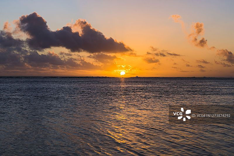 热带日落背景：太平洋库克群岛拉罗汤加岛的壮丽云层图片素材