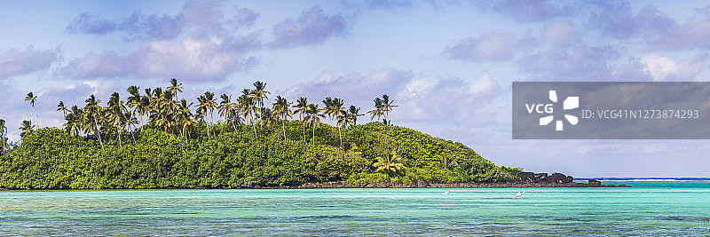 库克群岛拉罗汤加岛穆里泻湖，太平洋的蔚蓝海水中覆盖着棕榈树的热带岛屿图片素材
