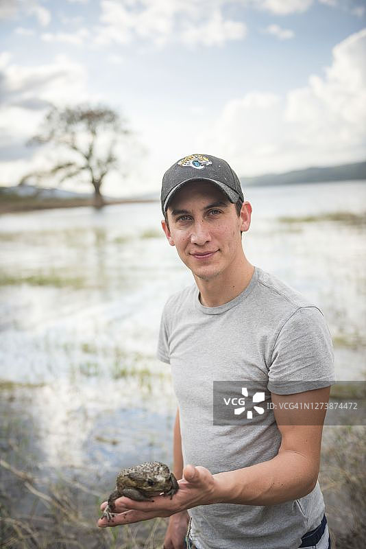 哥斯达黎加阿拉胡埃拉省阿雷纳火山湖的蟾蜍图片素材