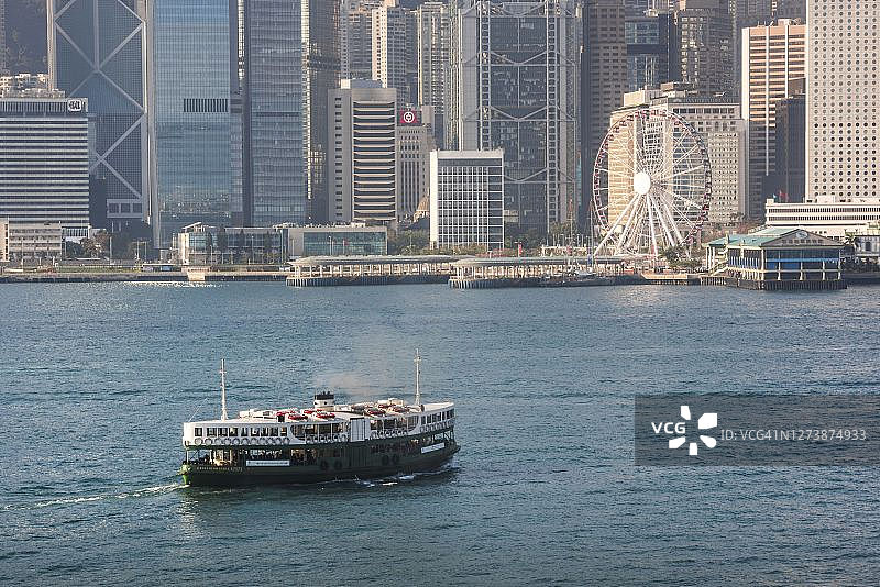 天星小轮往返于中国香港岛和九龙之间图片素材