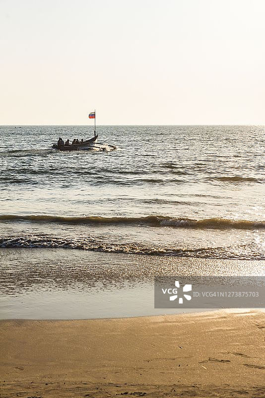 印度果阿邦帕洛莱姆海滩日落时的游船图片素材
