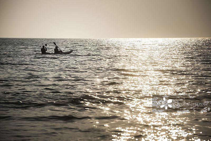 印度果阿邦帕洛姆海滩日落时分的海上皮划艇图片素材