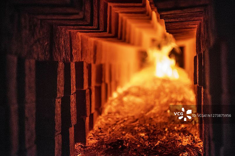 在马达加斯加瓦基南卡拉特拉地区安齐拉贝附近制作砖块的砖窑图片素材